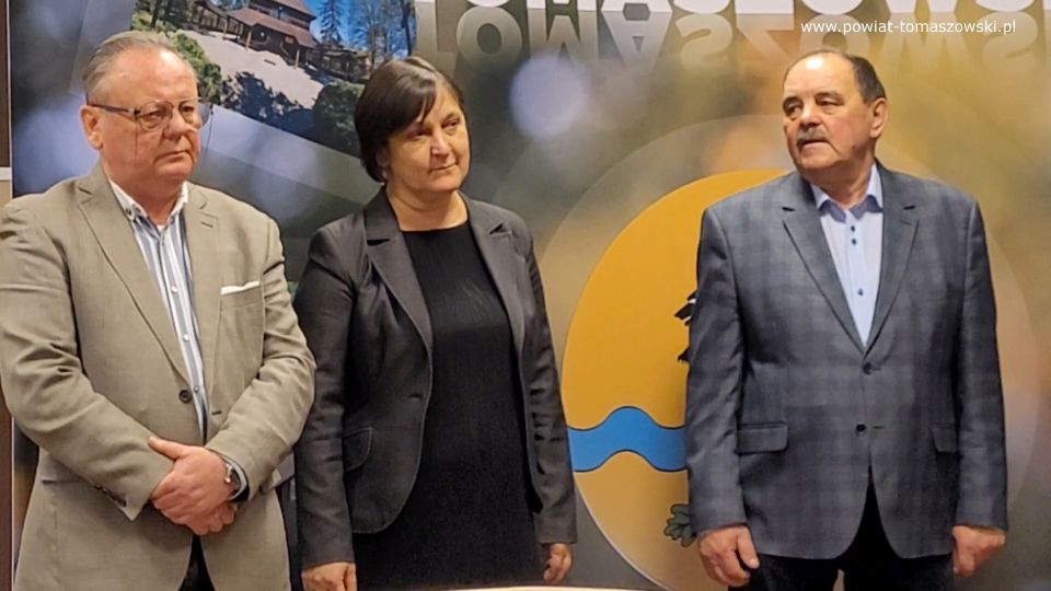 Na zdjęciu: od prawej: Jan Balcerek– radny Rady Powiatu Tomaszowskiego, Elżbieta Rudzka – dyrektor Zarządu Dróg Powiatowych, Marek Kijanowicz – dyrektor naczelny Przedsiębiorstwa Budowy Dróg i Mostów ERBADIM Sp. Z o.o. z Piotrkowa Trybunalskiego – wykonawca zadania, podczas podpisania umowy na realizację zadania pod nazwą: „Modernizacja drogi powiatowej numer 4319E Ujazd – Janków”