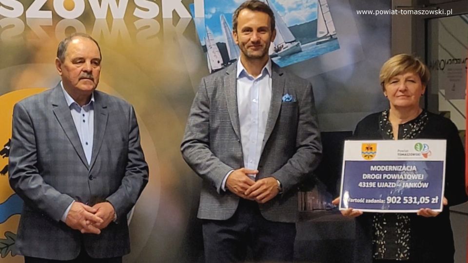 Na zdjęciu: od prawej: Elżbieta Łojszczyk – członek Zarządu Powiatu Tomaszowskiego, Marek Kubiak – członek Zarządu Powiatu Tomaszowskiego, Jan Balcerek– radny Rady Powiatu Tomaszowskiego, podczas podpisania umowy na realizację zadania pod nazwą: „Modernizacja drogi powiatowej numer 4319E Ujazd – Janków”
