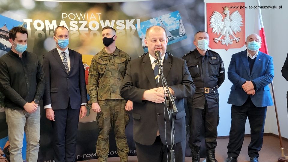 Na zdjęciu: uczestnicy konferencji prasowej, która odbyła się w środę, 2 marca 2022 roku, w sali konferencyjnej Starostwa Powiatowego w Tomaszowie Mazowieckim, dotyczącej sytuacji na Ukrainie oraz wsparcia dla uchodźców