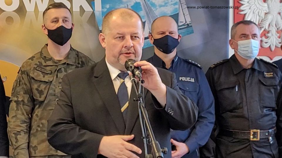 Na zdjęciu: uczestnicy konferencji prasowej, która odbyła się w środę, 2 marca 2022 roku, w sali konferencyjnej Starostwa Powiatowego w Tomaszowie Mazowieckim, dotyczącej sytuacji na Ukrainie oraz wsparcia dla uchodźców
