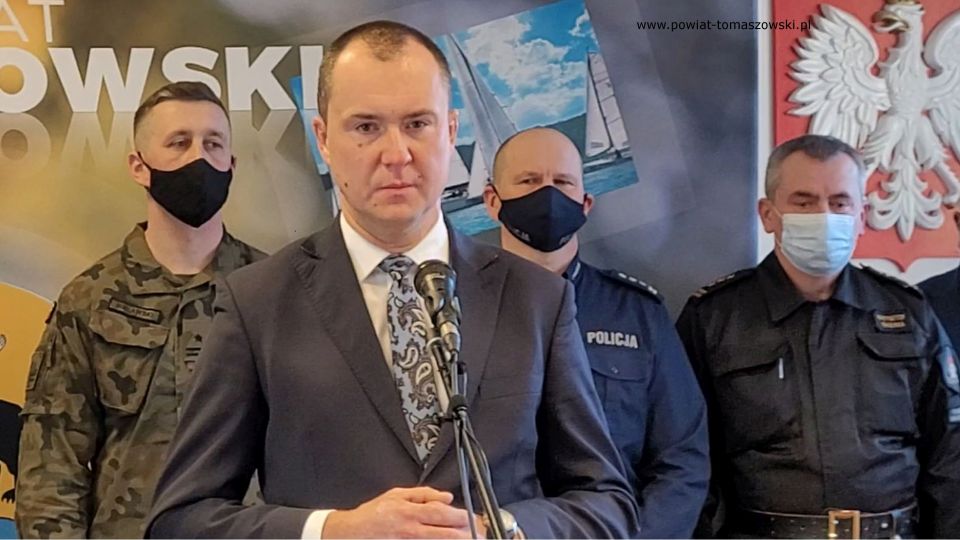 Na zdjęciu: uczestnicy konferencji prasowej, która odbyła się w środę, 2 marca 2022 roku, w sali konferencyjnej Starostwa Powiatowego w Tomaszowie Mazowieckim, dotyczącej sytuacji na Ukrainie oraz wsparcia dla uchodźców
