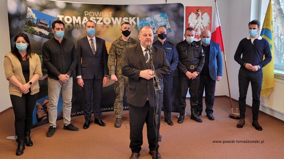 Na zdjęciu: uczestnicy konferencji prasowej, która odbyła się w środę, 2 marca 2022 roku, w sali konferencyjnej Starostwa Powiatowego w Tomaszowie Mazowieckim, dotyczącej sytuacji na Ukrainie oraz wsparcia dla uchodźców