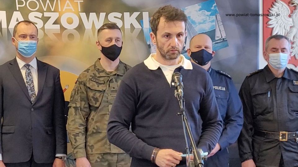 Na zdjęciu: uczestnicy konferencji prasowej, która odbyła się w środę, 2 marca 2022 roku, w sali konferencyjnej Starostwa Powiatowego w Tomaszowie Mazowieckim, dotyczącej sytuacji na Ukrainie oraz wsparcia dla uchodźców
