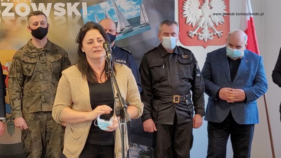 Na zdjęciu: uczestnicy konferencji prasowej, która odbyła się w środę, 2 marca 2022 roku, w sali konferencyjnej Starostwa Powiatowego w Tomaszowie Mazowieckim, dotyczącej sytuacji na Ukrainie oraz wsparcia dla uchodźców