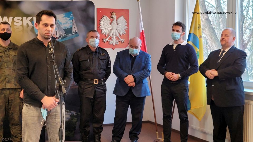 Na zdjęciu: uczestnicy konferencji prasowej, która odbyła się w środę, 2 marca 2022 roku, w sali konferencyjnej Starostwa Powiatowego w Tomaszowie Mazowieckim, dotyczącej sytuacji na Ukrainie oraz wsparcia dla uchodźców