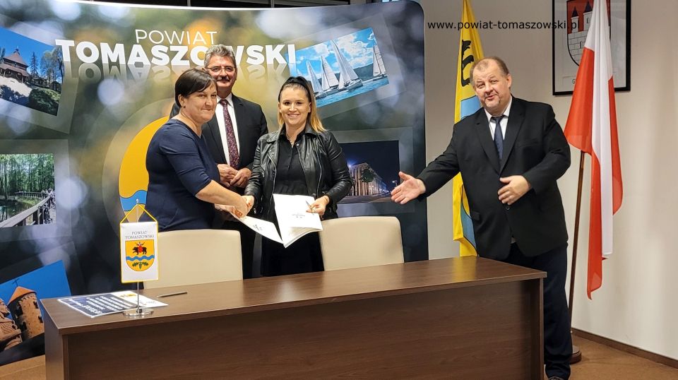 Na zdjęciu: od prawej: Mariusz Węgrzynowski – Starosta Powiatu Tomaszowskiego, Paulina Jeżak – właścicielka Firmy Strada z Bab, wykonawcy zadania, Leszek Ogórek – Wicestarosta Powiatu Tomaszowskiego, Elżbieta Rudzka – dyrektor Zarządu Dróg Powiatowych, podczas konferencji prasowej, na której podpisana została umowa na realizacje zadania pod nazwą: „Przebudowa chodnika w ciągu drogi powiatowej Nr 4338E ul. Zawadzka na odcinku od ul. Mostowej do ul. Orzeszkowej”