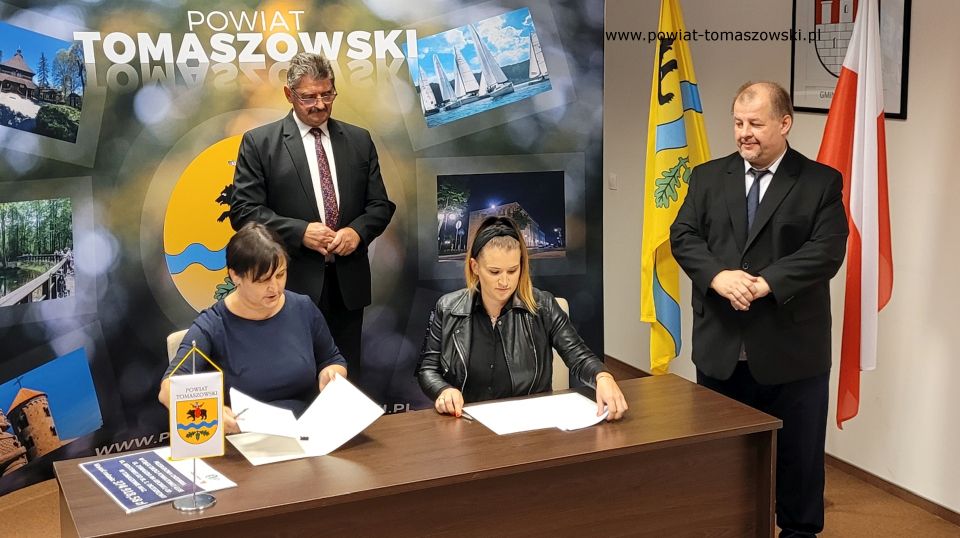 Na zdjęciu: od prawej: Mariusz Węgrzynowski – Starosta Powiatu Tomaszowskiego, Paulina Jeżak – właścicielka Firmy Strada z Bab, wykonawcy zadania, Leszek Ogórek – Wicestarosta Powiatu Tomaszowskiego, Elżbieta Rudzka – dyrektor Zarządu Dróg Powiatowych, podczas konferencji prasowej, na której podpisana została umowa na realizacje zadania pod nazwą: „Przebudowa chodnika w ciągu drogi powiatowej Nr 4338E ul. Zawadzka na odcinku od ul. Mostowej do ul. Orzeszkowej”