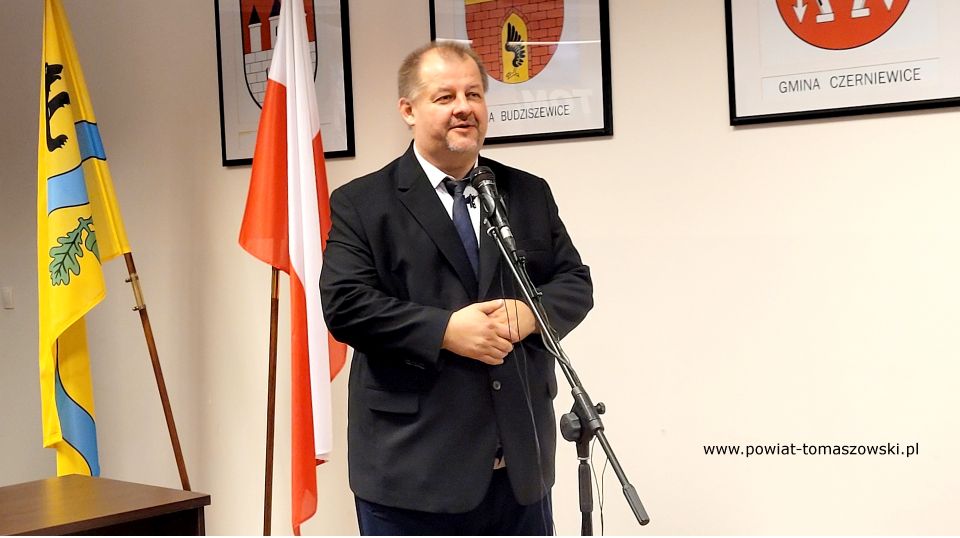 Na zdjęciu: Mariusz Węgrzynowski – Starosta Powiatu Tomaszowskiego, podczas konferencji prasowej, na której podpisana została umowa na realizacje zadania pod nazwą: „Przebudowa chodnika w ciągu drogi powiatowej Nr 4338E ul. Zawadzka na odcinku od ul. Mostowej do ul. Orzeszkowej”