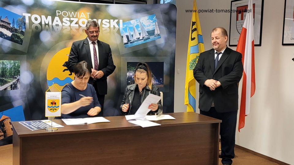 Na zdjęciu: od prawej: Mariusz Węgrzynowski – Starosta Powiatu Tomaszowskiego, Paulina Jeżak – właścicielka Firmy Strada z Bab, wykonawcy zadania, Leszek Ogórek – Wicestarosta Powiatu Tomaszowskiego, Elżbieta Rudzka – dyrektor Zarządu Dróg Powiatowych, podczas konferencji prasowej, na której podpisana została umowa na realizacje zadania pod nazwą: „Przebudowa chodnika w ciągu drogi powiatowej Nr 4338E ul. Zawadzka na odcinku od ul. Mostowej do ul. Orzeszkowej”