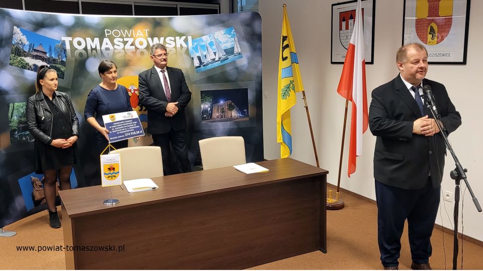 Na zdjęciu: od prawej: Mariusz Węgrzynowski – Starosta Powiatu Tomaszowskiego, Leszek Ogórek – Wicestarosta Powiatu Tomaszowskiego, Elżbieta Rudzka – dyrektor Zarządu Dróg Powiatowych, Paulina Jeżak – właścicielka Firmy Strada z Bab, wykonawcy zadania, podczas konferencji prasowej, na której podpisana została umowa na realizacje zadania pod nazwą: „Przebudowa chodnika w ciągu drogi powiatowej Nr 4338E ul. Zawadzka na odcinku od ul. Mostowej do ul. Orzeszkowej”
