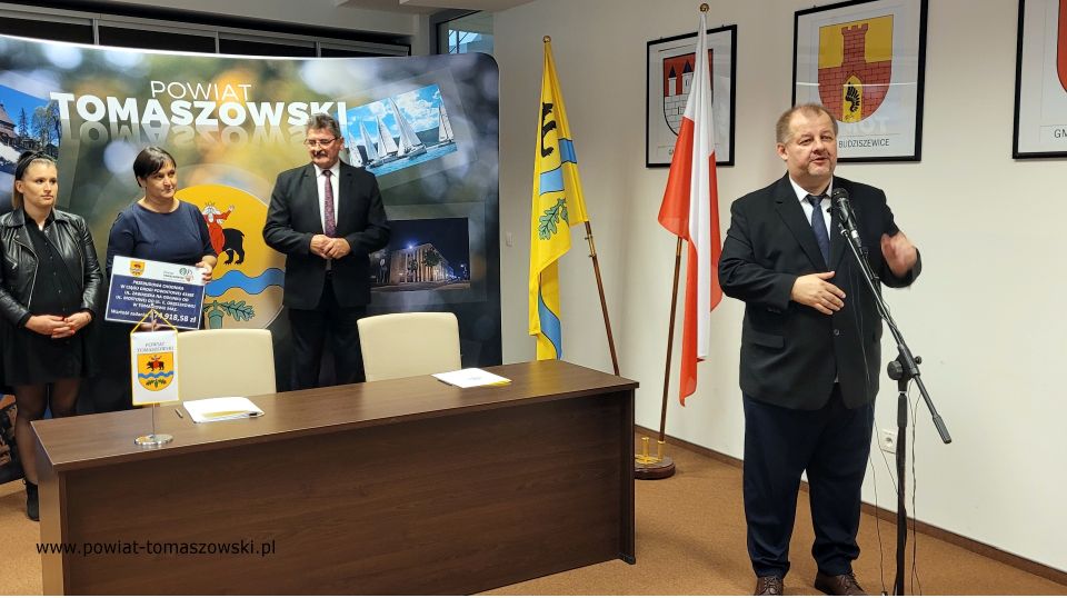 Na zdjęciu: od prawej: Mariusz Węgrzynowski – Starosta Powiatu Tomaszowskiego, Leszek Ogórek – Wicestarosta Powiatu Tomaszowskiego, Elżbieta Rudzka – dyrektor Zarządu Dróg Powiatowych, Paulina Jeżak – właścicielka Firmy Strada z Bab, wykonawcy zadania, podczas konferencji prasowej, na której podpisana została umowa na realizacje zadania pod nazwą: „Przebudowa chodnika w ciągu drogi powiatowej Nr 4338E ul. Zawadzka na odcinku od ul. Mostowej do ul. Orzeszkowej”