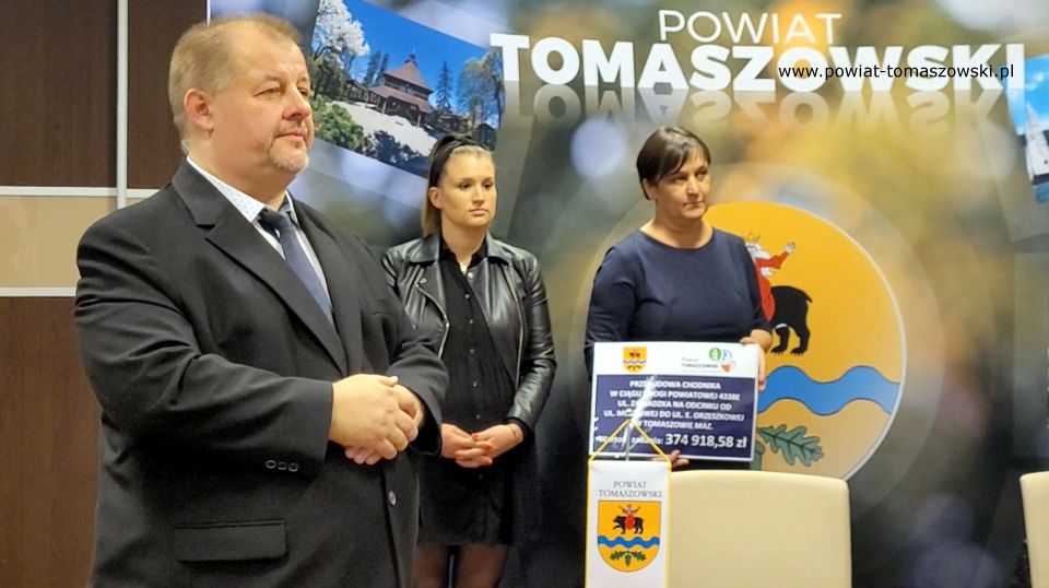 Na zdjęciu: od lewej: Mariusz Węgrzynowski – Starosta Powiatu Tomaszowskiego, Paulina Jeżak – właścicielka Firmy Strada z Bab, wykonawcy zadania, Elżbieta Rudzka – dyrektor Zarządu Dróg Powiatowych, podczas konferencji prasowej, na której podpisana została umowa na realizacje zadania pod nazwą: „Przebudowa chodnika w ciągu drogi powiatowej Nr 4338E ul. Zawadzka na odcinku od ul. Mostowej do ul. Orzeszkowej”
