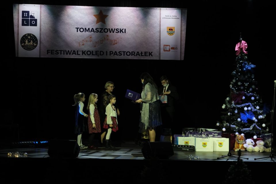 Na zdjęciu: uczestnicy sekcji wokalnej i gitarowej, działających w Powiatowym Centrum Animacji Społecznej, podczas XI Festiwalu Kolęd i Pastorałek, którego koncert laureatów odbył się w PCAS-ie w niedzielę, 16 stycznia 2022 roku