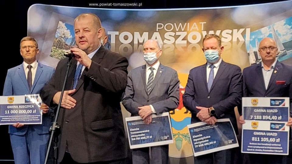 Na zdjęciu: uczestnicy konferencji prasowej, dotyczącej dofinansowania dla powiatu tomaszowskiego w ramach Funduszu Polski Ład, która odbyła się We wtorek, 26 października 2021 roku, w sali widowiskowej w Powiatowym Centrum Animacji Społecznej w Tomaszowie Mazowieckim Na zdjęciu: uczestnicy konferencji prasowej, dotyczącej dofinansowania dla powiatu tomaszowskiego w ramach Funduszu Polski Ład, która odbyła się We wtorek, 26 października 2021 roku, w sali widowiskowej w Powiatowym Centrum Animacji Społecznej w Tomaszowie Mazowieckim