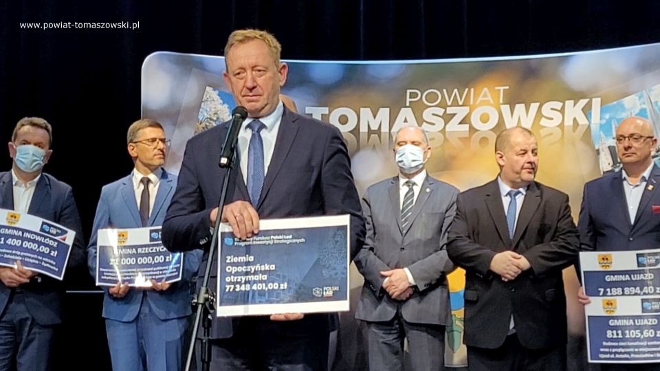 Na zdjęciu: uczestnicy konferencji prasowej, dotyczącej dofinansowania dla powiatu tomaszowskiego w ramach Funduszu Polski Ład, która odbyła się We wtorek, 26 października 2021 roku, w sali widowiskowej w Powiatowym Centrum Animacji Społecznej w Tomaszowie Mazowieckim Na zdjęciu: uczestnicy konferencji prasowej, dotyczącej dofinansowania dla powiatu tomaszowskiego w ramach Funduszu Polski Ład, która odbyła się We wtorek, 26 października 2021 roku, w sali widowiskowej w Powiatowym Centrum Animacji Społecznej w Tomaszowie Mazowieckim