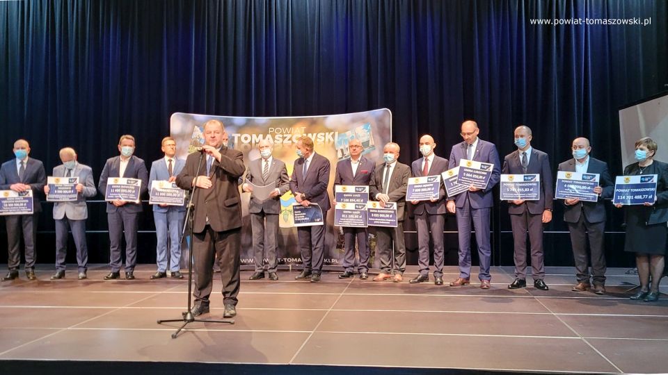 Na zdjęciu: uczestnicy konferencji prasowej, dotyczącej dofinansowania dla powiatu tomaszowskiego w ramach Funduszu Polski Ład, która odbyła się We wtorek, 26 października 2021 roku, w sali widowiskowej w Powiatowym Centrum Animacji Społecznej w Tomaszowie Mazowieckim Na zdjęciu: uczestnicy konferencji prasowej, dotyczącej dofinansowania dla powiatu tomaszowskiego w ramach Funduszu Polski Ład, która odbyła się We wtorek, 26 października 2021 roku, w sali widowiskowej w Powiatowym Centrum Animacji Społecznej w Tomaszowie Mazowieckim