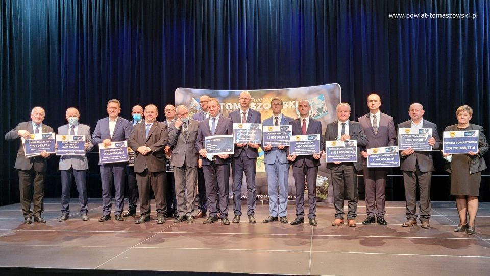 Na zdjęciu: uczestnicy konferencji prasowej, dotyczącej dofinansowania dla powiatu tomaszowskiego w ramach Funduszu Polski Ład, która odbyła się We wtorek, 26 października 2021 roku, w sali widowiskowej w Powiatowym Centrum Animacji Społecznej w Tomaszowie Mazowieckim Na zdjęciu: uczestnicy konferencji prasowej, dotyczącej dofinansowania dla powiatu tomaszowskiego w ramach Funduszu Polski Ład, która odbyła się We wtorek, 26 października 2021 roku, w sali widowiskowej w Powiatowym Centrum Animacji Społecznej w Tomaszowie Mazowieckim