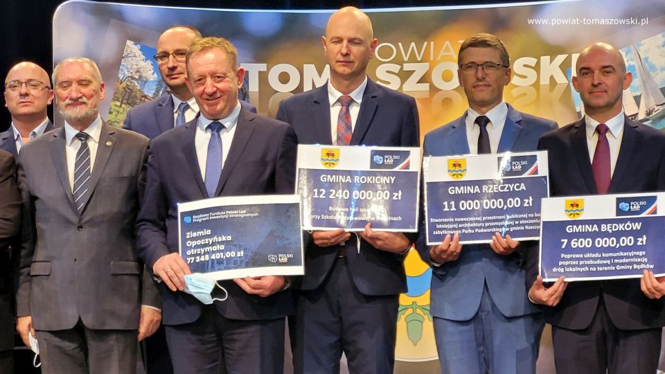 Na zdjęciu: uczestnicy konferencji prasowej, dotyczącej dofinansowania dla powiatu tomaszowskiego w ramach Funduszu Polski Ład, która odbyła się We wtorek, 26 października 2021 roku, w sali widowiskowej w Powiatowym Centrum Animacji Społecznej w Tomaszowie Mazowieckim Na zdjęciu: uczestnicy konferencji prasowej, dotyczącej dofinansowania dla powiatu tomaszowskiego w ramach Funduszu Polski Ład, która odbyła się We wtorek, 26 października 2021 roku, w sali widowiskowej w Powiatowym Centrum Animacji Społecznej w Tomaszowie Mazowieckim