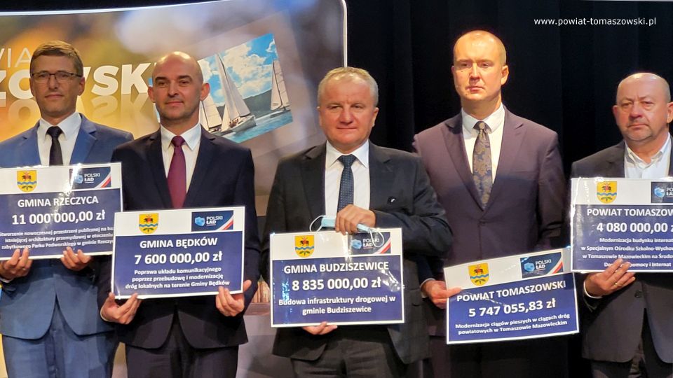 Na zdjęciu: uczestnicy konferencji prasowej, dotyczącej dofinansowania dla powiatu tomaszowskiego w ramach Funduszu Polski Ład, która odbyła się We wtorek, 26 października 2021 roku, w sali widowiskowej w Powiatowym Centrum Animacji Społecznej w Tomaszowie Mazowieckim Na zdjęciu: uczestnicy konferencji prasowej, dotyczącej dofinansowania dla powiatu tomaszowskiego w ramach Funduszu Polski Ład, która odbyła się We wtorek, 26 października 2021 roku, w sali widowiskowej w Powiatowym Centrum Animacji Społecznej w Tomaszowie Mazowieckim