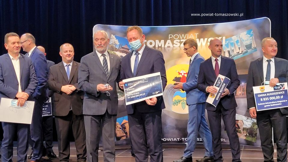 Na zdjęciu: uczestnicy konferencji prasowej, dotyczącej dofinansowania dla powiatu tomaszowskiego w ramach Funduszu Polski Ład, która odbyła się We wtorek, 26 października 2021 roku, w sali widowiskowej w Powiatowym Centrum Animacji Społecznej w Tomaszowie Mazowieckim Na zdjęciu: uczestnicy konferencji prasowej, dotyczącej dofinansowania dla powiatu tomaszowskiego w ramach Funduszu Polski Ład, która odbyła się We wtorek, 26 października 2021 roku, w sali widowiskowej w Powiatowym Centrum Animacji Społecznej w Tomaszowie Mazowieckim