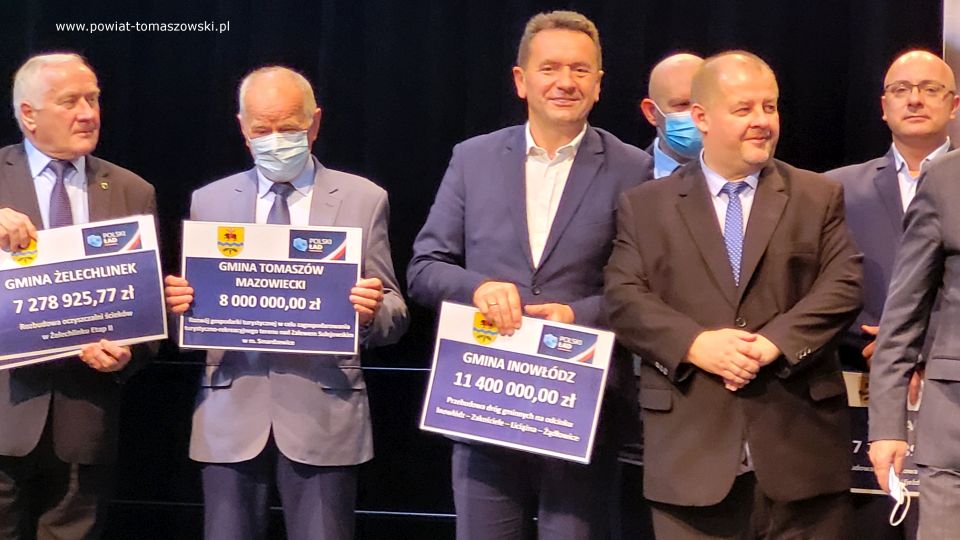 Na zdjęciu: uczestnicy konferencji prasowej, dotyczącej dofinansowania dla powiatu tomaszowskiego w ramach Funduszu Polski Ład, która odbyła się We wtorek, 26 października 2021 roku, w sali widowiskowej w Powiatowym Centrum Animacji Społecznej w Tomaszowie Mazowieckim Na zdjęciu: uczestnicy konferencji prasowej, dotyczącej dofinansowania dla powiatu tomaszowskiego w ramach Funduszu Polski Ład, która odbyła się We wtorek, 26 października 2021 roku, w sali widowiskowej w Powiatowym Centrum Animacji Społecznej w Tomaszowie Mazowieckim