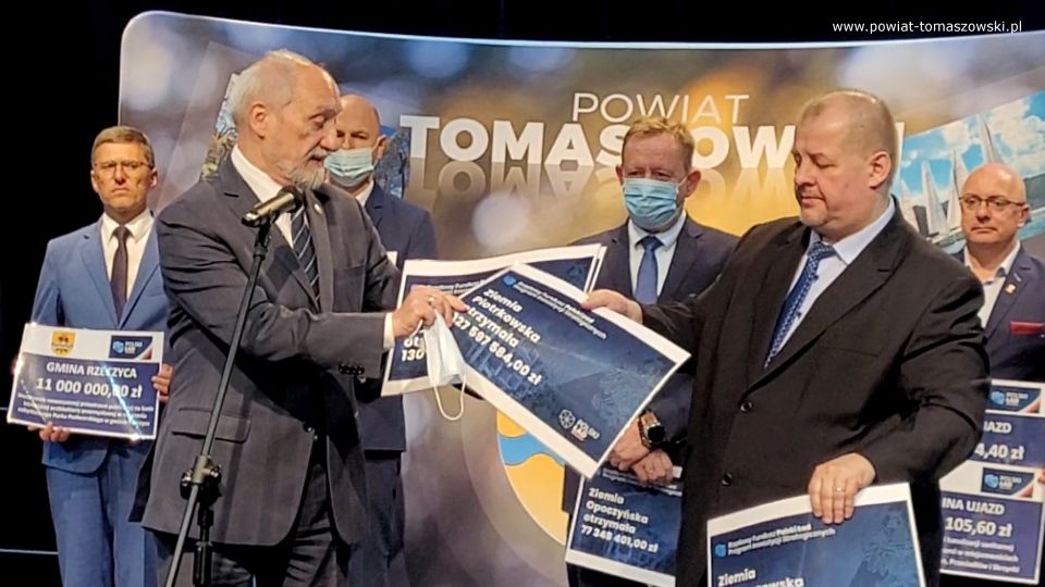 Na zdjęciu: uczestnicy konferencji prasowej, dotyczącej dofinansowania dla powiatu tomaszowskiego w ramach Funduszu Polski Ład, która odbyła się We wtorek, 26 października 2021 roku, w sali widowiskowej w Powiatowym Centrum Animacji Społecznej w Tomaszowie Mazowieckim Na zdjęciu: uczestnicy konferencji prasowej, dotyczącej dofinansowania dla powiatu tomaszowskiego w ramach Funduszu Polski Ład, która odbyła się We wtorek, 26 października 2021 roku, w sali widowiskowej w Powiatowym Centrum Animacji Społecznej w Tomaszowie Mazowieckim