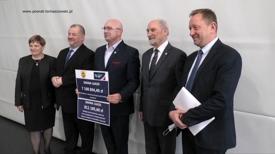 Na zdjęciu: uczestnicy konferencji prasowej, dotyczącej dofinansowania dla powiatu tomaszowskiego w ramach Funduszu Polski Ład, która odbyła się We wtorek, 26 października 2021 roku, w sali widowiskowej w Powiatowym Centrum Animacji Społecznej w Tomaszowie Mazowieckim Na zdjęciu: uczestnicy konferencji prasowej, dotyczącej dofinansowania dla powiatu tomaszowskiego w ramach Funduszu Polski Ład, która odbyła się We wtorek, 26 października 2021 roku, w sali widowiskowej w Powiatowym Centrum Animacji Społecznej w Tomaszowie Mazowieckim
