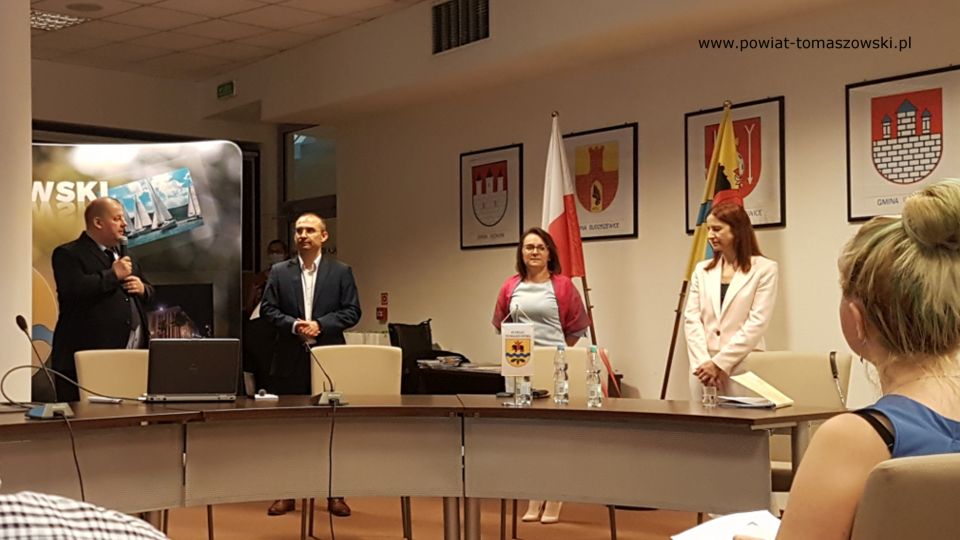 Na zdjęciu: zdjęcie ze spotkania z przedsiębiorcami z powiatu tomaszowskiego, zorganizowane przez ŁARR 10 sierpnia 2021 roku w Starostwie Powiatowym w Tomaszowie Mazowieckim Na zdjęciu: zdjęcie ze spotkania z przedsiębiorcami z powiatu tomaszowskiego, zorganizowane przez ŁARR 10 sierpnia 2021 roku w Starostwie Powiatowym w Tomaszowie Mazowieckim