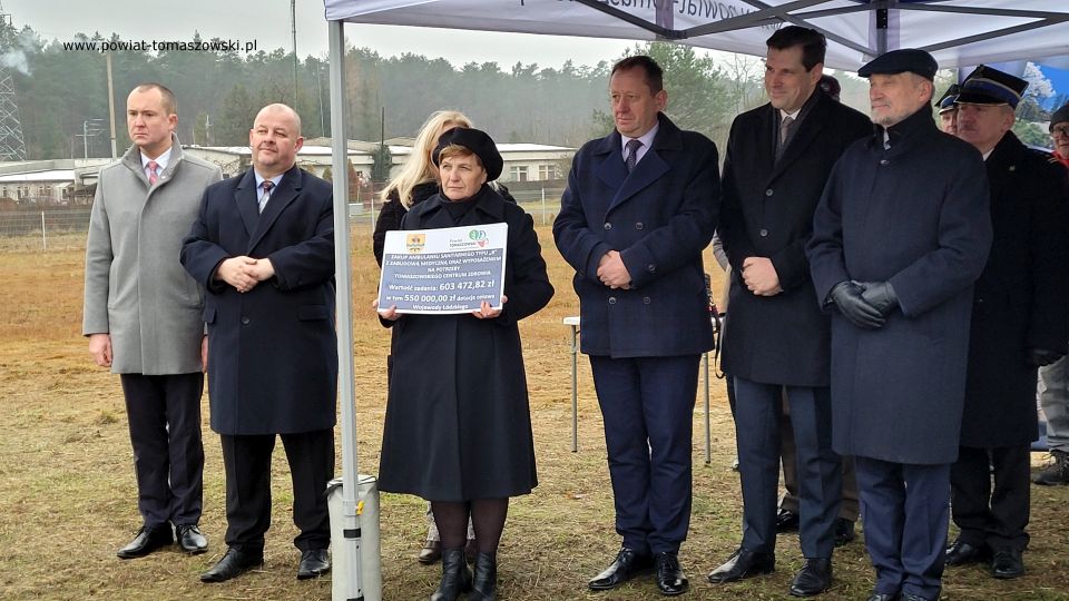 Na zdjęciu: zdjęcie z uroczystego oddania do użytku lądowiska dla śmigłowców Lotniczego Pogotowia Ratunkowego, które odbyło się w poniedziałek, 29 listopada 2021 roku, w Tomaszowie Mazowieckim ul. Podleśna