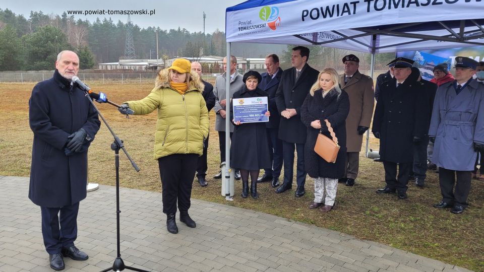 Na zdjęciu: zdjęcie z uroczystego oddania do użytku lądowiska dla śmigłowców Lotniczego Pogotowia Ratunkowego, które odbyło się w poniedziałek, 29 listopada 2021 roku, w Tomaszowie Mazowieckim ul. Podleśna