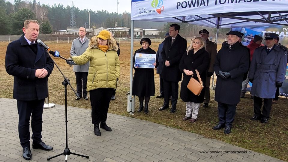 Na zdjęciu: zdjęcie z uroczystego oddania do użytku lądowiska dla śmigłowców Lotniczego Pogotowia Ratunkowego, które odbyło się w poniedziałek, 29 listopada 2021 roku, w Tomaszowie Mazowieckim ul. Podleśna