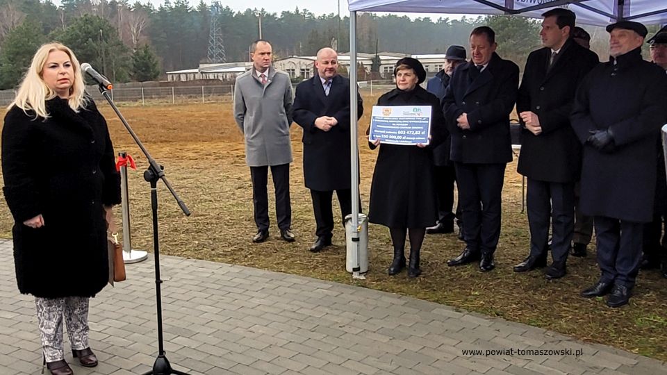 Na zdjęciu: zdjęcie z uroczystego oddania do użytku lądowiska dla śmigłowców Lotniczego Pogotowia Ratunkowego, które odbyło się w poniedziałek, 29 listopada 2021 roku, w Tomaszowie Mazowieckim ul. Podleśna