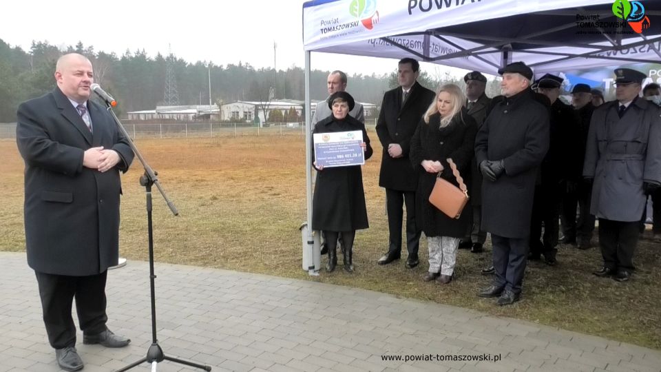 Na zdjęciu: zdjęcie z uroczystego oddania do użytku lądowiska dla śmigłowców Lotniczego Pogotowia Ratunkowego, które odbyło się w poniedziałek, 29 listopada 2021 roku, w Tomaszowie Mazowieckim ul. Podleśna