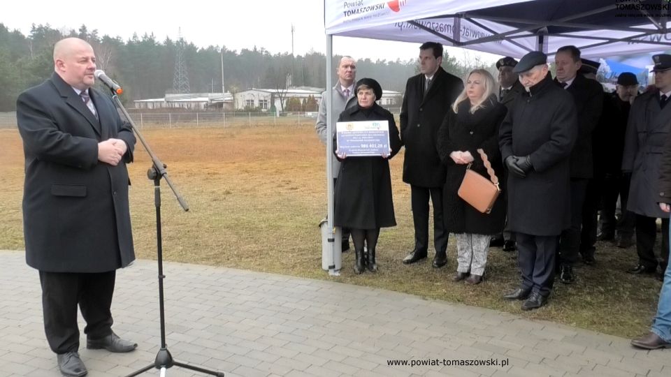 Na zdjęciu: zdjęcie z uroczystego oddania do użytku lądowiska dla śmigłowców Lotniczego Pogotowia Ratunkowego, które odbyło się w poniedziałek, 29 listopada 2021 roku, w Tomaszowie Mazowieckim ul. Podleśna
