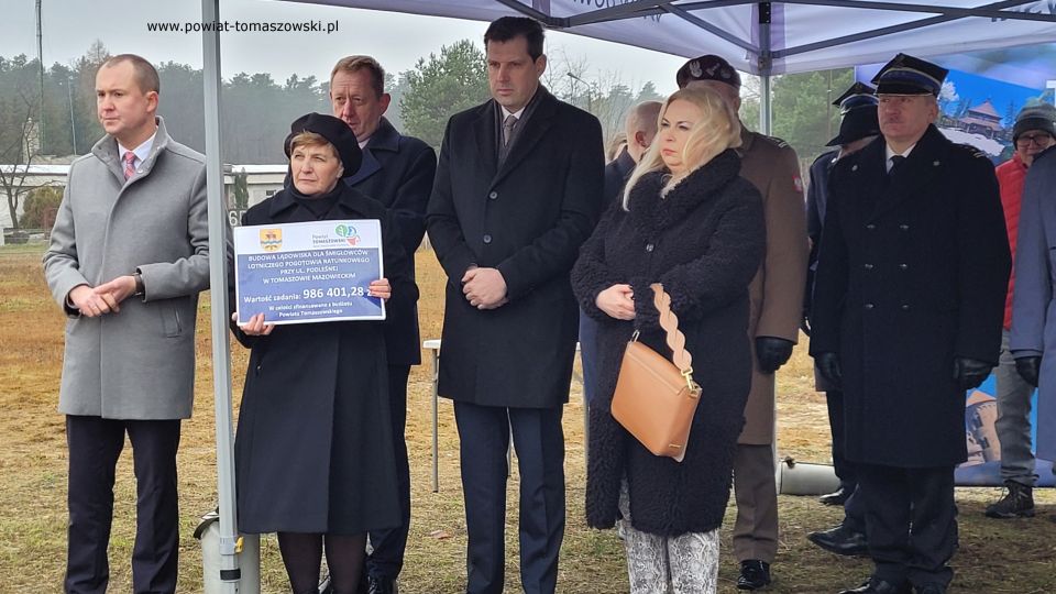 Na zdjęciu: zdjęcie z uroczystego oddania do użytku lądowiska dla śmigłowców Lotniczego Pogotowia Ratunkowego, które odbyło się w poniedziałek, 29 listopada 2021 roku, w Tomaszowie Mazowieckim ul. Podleśna