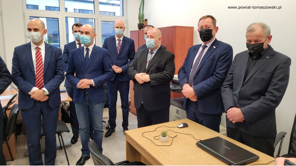 Na zdjęciu:: uczestnicy uroczystego otwarcia nowej siedziby Powiatowego Zespołu Doradztwa Rolniczego w Tomaszowie Mazowieckim, które odbyło się w poniedziałek, 29 listopada 2021 roku, w Powiatowym Centrum Animacji Społecznej 