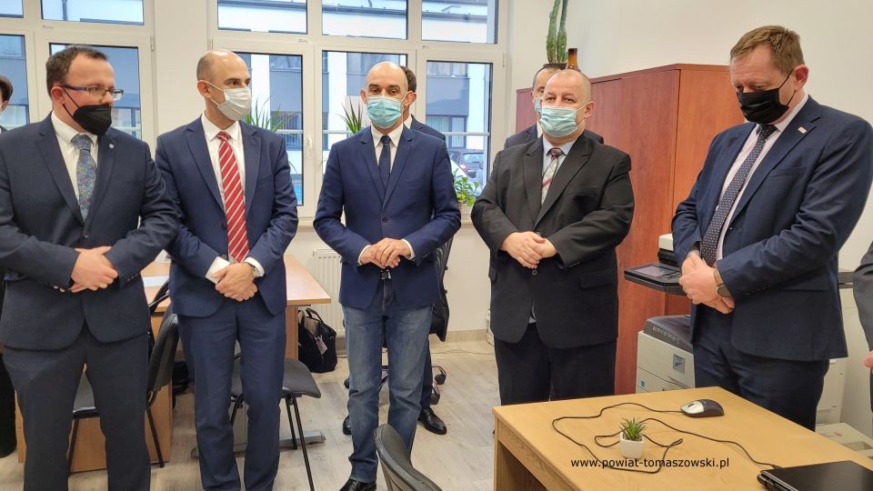 Na zdjęciu:: uczestnicy uroczystego otwarcia nowej siedziby Powiatowego Zespołu Doradztwa Rolniczego w Tomaszowie Mazowieckim, które odbyło się w poniedziałek, 29 listopada 2021 roku, w Powiatowym Centrum Animacji Społecznej 