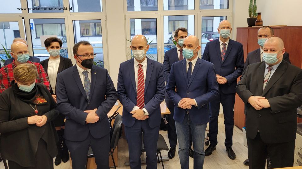 Na zdjęciu:: uczestnicy uroczystego otwarcia nowej siedziby Powiatowego Zespołu Doradztwa Rolniczego w Tomaszowie Mazowieckim, które odbyło się w poniedziałek, 29 listopada 2021 roku, w Powiatowym Centrum Animacji Społecznej 
