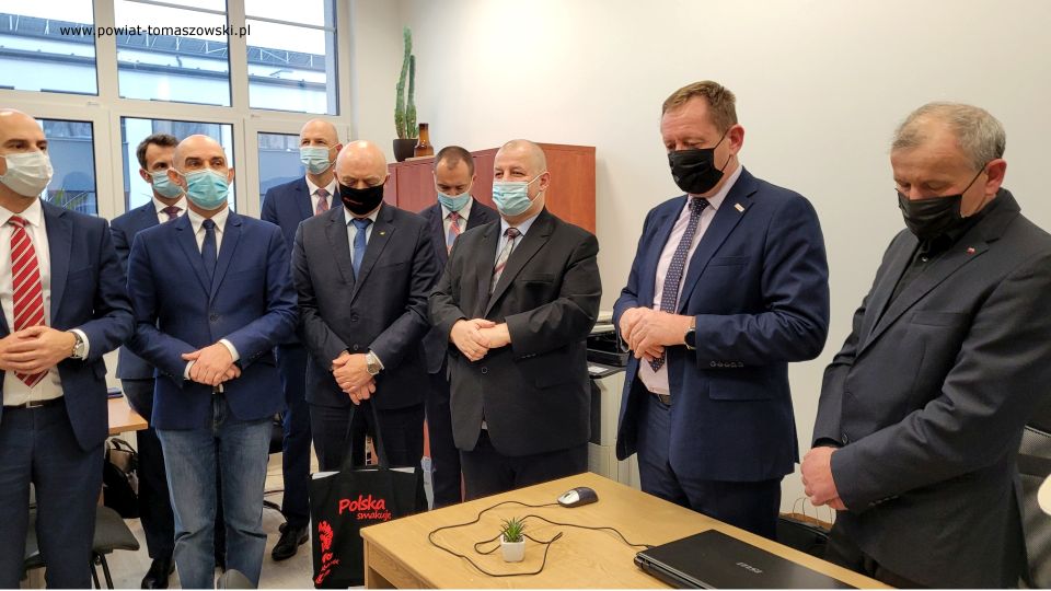 Na zdjęciu:: uczestnicy uroczystego otwarcia nowej siedziby Powiatowego Zespołu Doradztwa Rolniczego w Tomaszowie Mazowieckim, które odbyło się w poniedziałek, 29 listopada 2021 roku, w Powiatowym Centrum Animacji Społecznej 