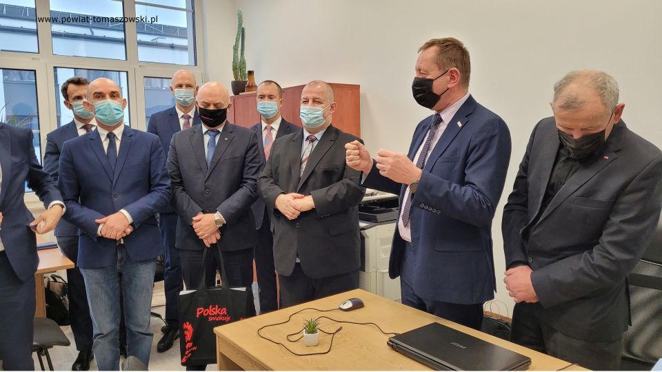 Na zdjęciu:: uczestnicy uroczystego otwarcia nowej siedziby Powiatowego Zespołu Doradztwa Rolniczego w Tomaszowie Mazowieckim, które odbyło się w poniedziałek, 29 listopada 2021 roku, w Powiatowym Centrum Animacji Społecznej 