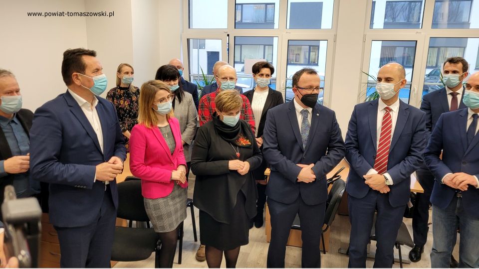 Na zdjęciu:: uczestnicy uroczystego otwarcia nowej siedziby Powiatowego Zespołu Doradztwa Rolniczego w Tomaszowie Mazowieckim, które odbyło się w poniedziałek, 29 listopada 2021 roku, w Powiatowym Centrum Animacji Społecznej 