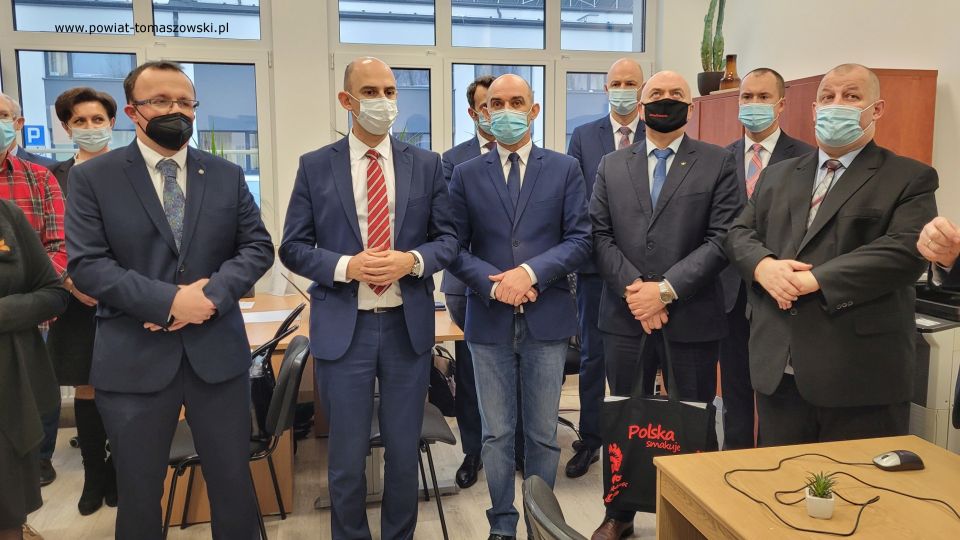 Na zdjęciu:: uczestnicy uroczystego otwarcia nowej siedziby Powiatowego Zespołu Doradztwa Rolniczego w Tomaszowie Mazowieckim, które odbyło się w poniedziałek, 29 listopada 2021 roku, w Powiatowym Centrum Animacji Społecznej 