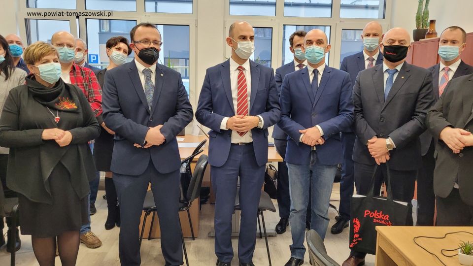 Na zdjęciu:: uczestnicy uroczystego otwarcia nowej siedziby Powiatowego Zespołu Doradztwa Rolniczego w Tomaszowie Mazowieckim, które odbyło się w poniedziałek, 29 listopada 2021 roku, w Powiatowym Centrum Animacji Społecznej 
