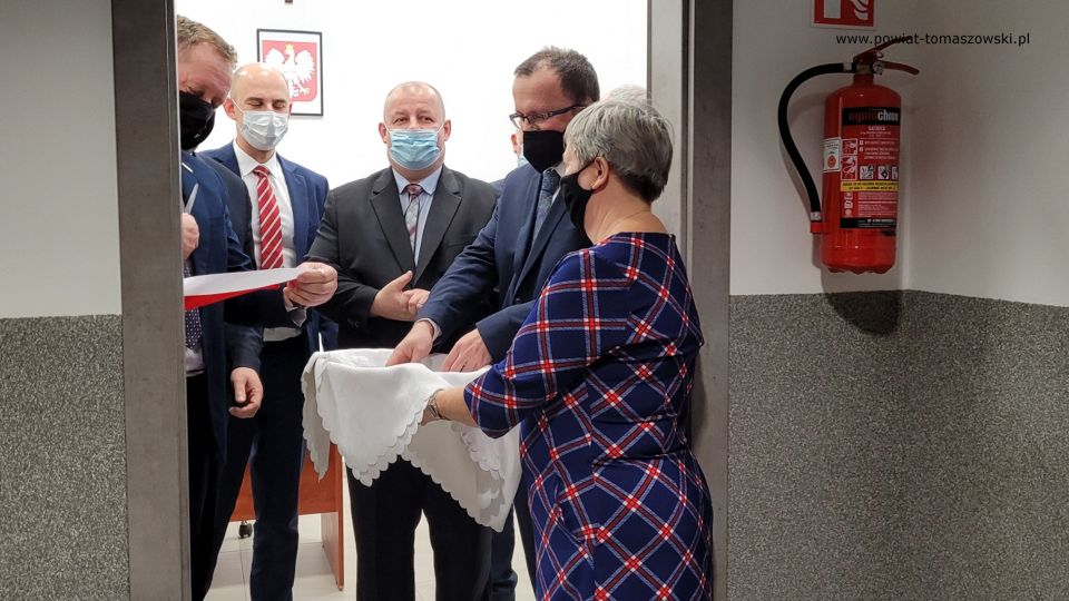 Na zdjęciu:: uczestnicy uroczystego otwarcia nowej siedziby Powiatowego Zespołu Doradztwa Rolniczego w Tomaszowie Mazowieckim, które odbyło się w poniedziałek, 29 listopada 2021 roku, w Powiatowym Centrum Animacji Społecznej 