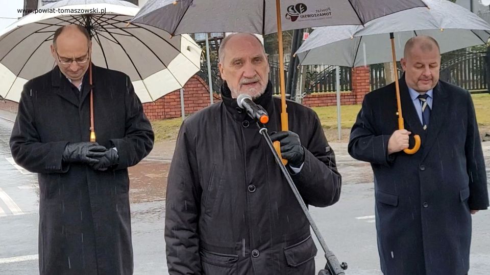 Na zdjęciu: uczestnicy uroczystości, podczas której odbyło się symboliczne oddanie do użytku wyremontowanej drogi powiatowej nr 4311E Jakubów – Lubochnia, która odbyła się w piątek, 11 lutego 2022 roku