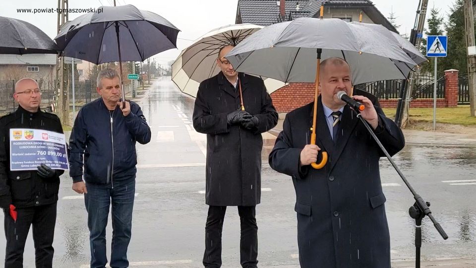 Na zdjęciu: uczestnicy uroczystości, podczas której odbyło się symboliczne oddanie do użytku wyremontowanej drogi powiatowej nr 4311E Jakubów – Lubochnia, która odbyła się w piątek, 11 lutego 2022 roku