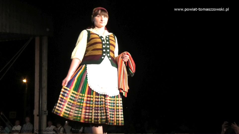 Na zdjęciu: zdjęcie z Folk Fashion Show 2021 w Lubochni – pokazu mody ludowej, który odbył się 17 lipca 2021 roku w Lubochni