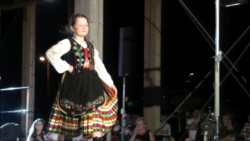 Na zdjęciu: zdjęcie z Folk Fashion Show 2021 w Lubochni – pokazu mody ludowej, który odbył się 17 lipca 2021 roku w Lubochni