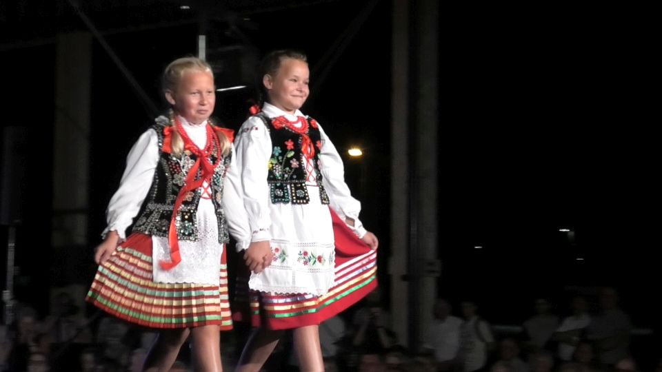 Na zdjęciu: zdjęcie z Folk Fashion Show 2021 w Lubochni – pokazu mody ludowej, który odbył się 17 lipca 2021 roku w Lubochni