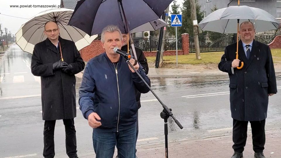 Na zdjęciu: uczestnicy uroczystości, podczas której odbyło się symboliczne oddanie do użytku wyremontowanej drogi powiatowej nr 4311E Jakubów – Lubochnia, która odbyła się w piątek, 11 lutego 2022 roku